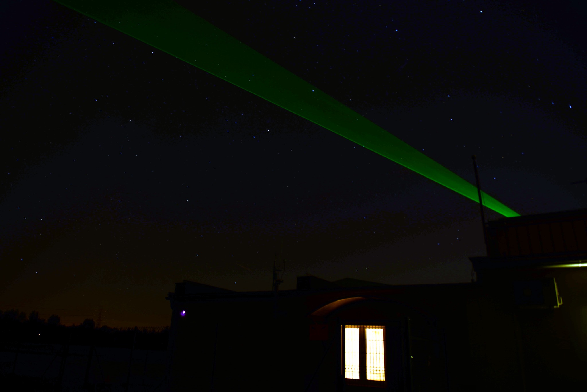 Zdjęcie z nocnego pokazu laserowego podczas X Kórnickich Dni Nauki
