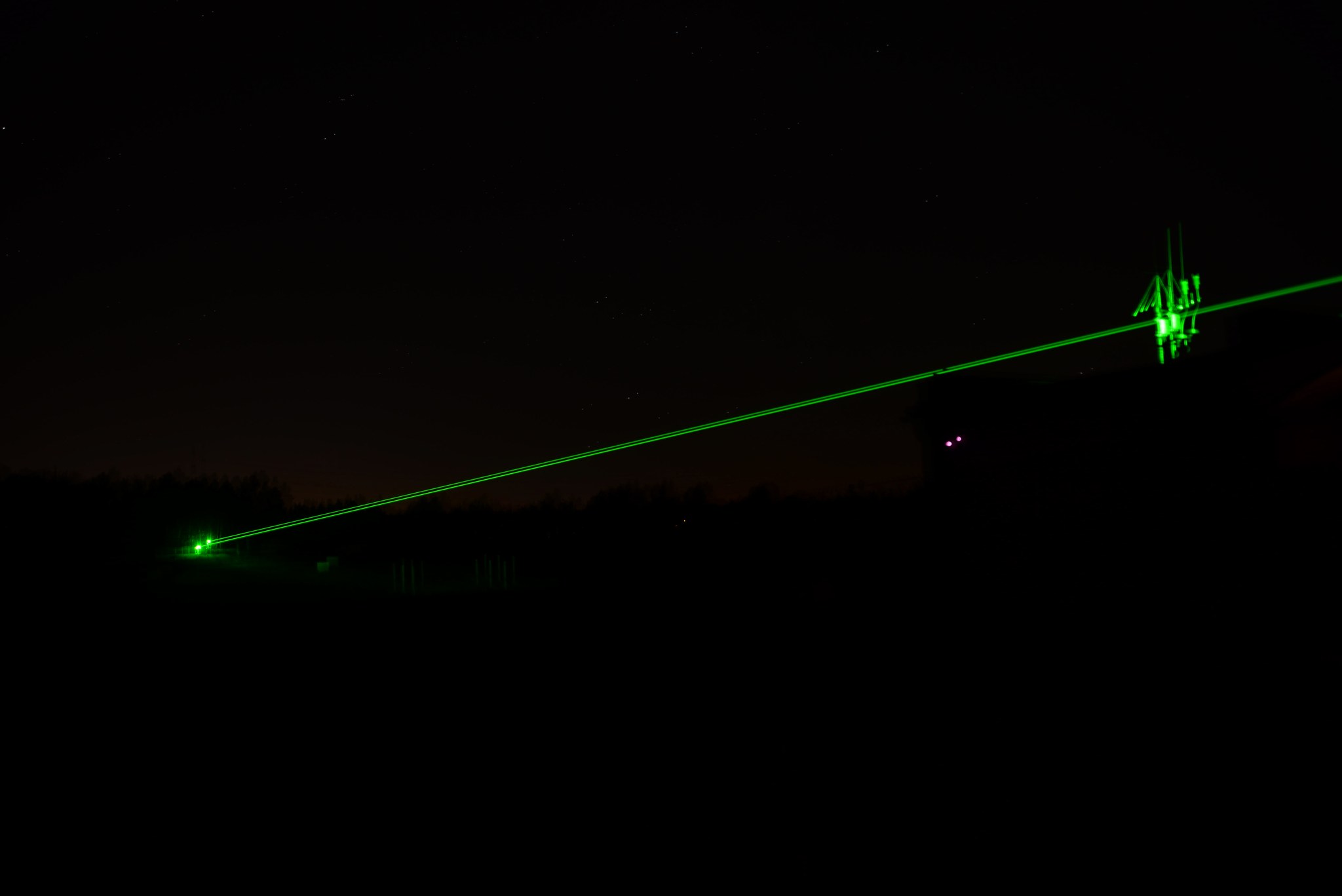 Zdjęcie z nocnego pokazu laserowego podczas X Kórnickich Dni Nauki